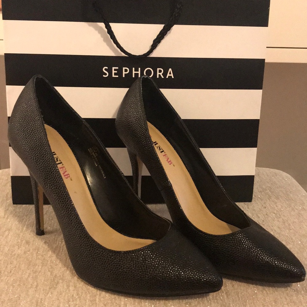 Black pumps